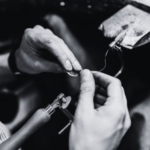 Nos bijoux sont fabriqués en France : l’authenticité au cœur de notre atelier